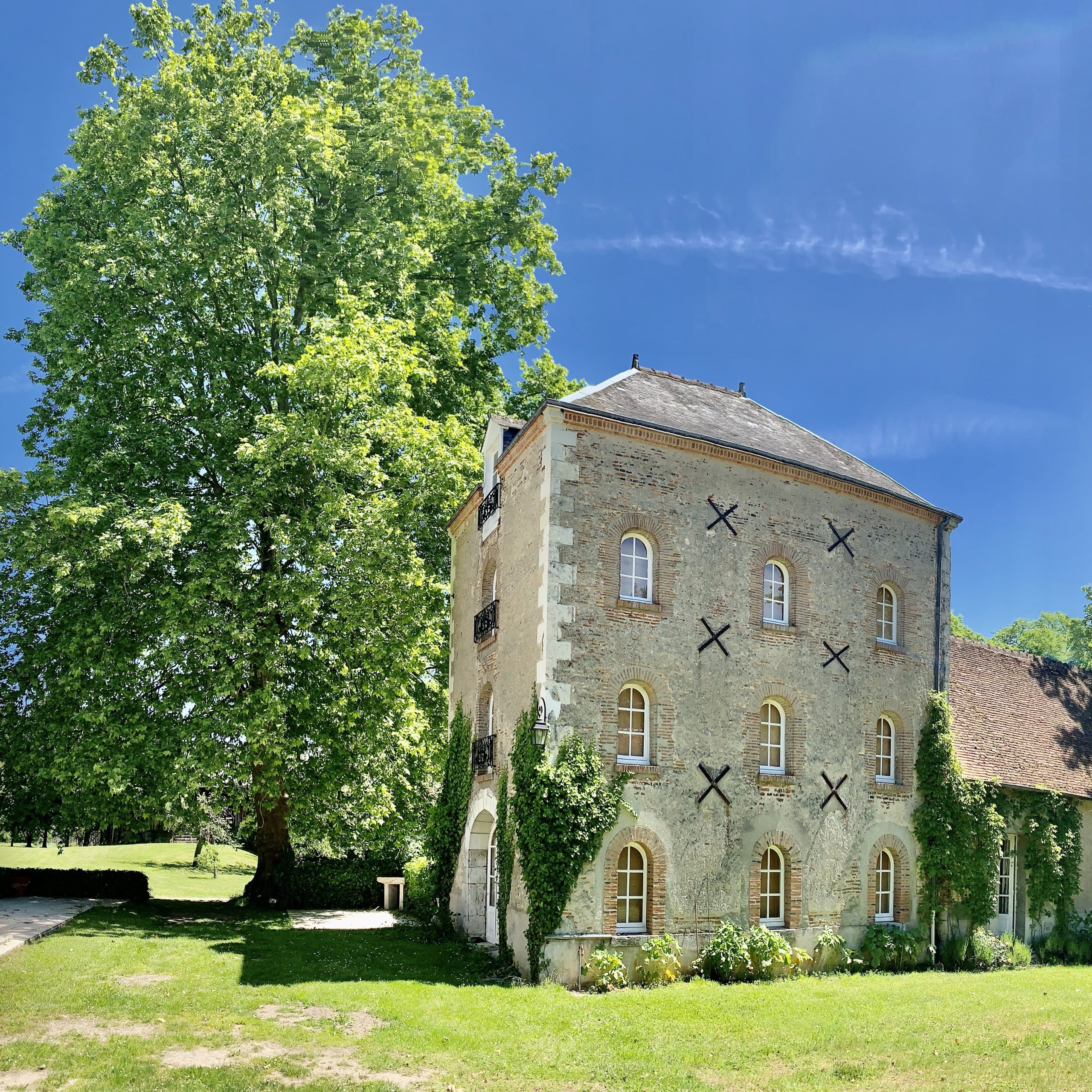 batiment : la tour d'exposition sur le domaine de la Blondellerie en Sologne