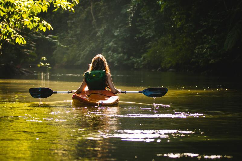 femme sur un canoe le long de la Loire lors d'un evjf au alentours des châteaux de la Loire