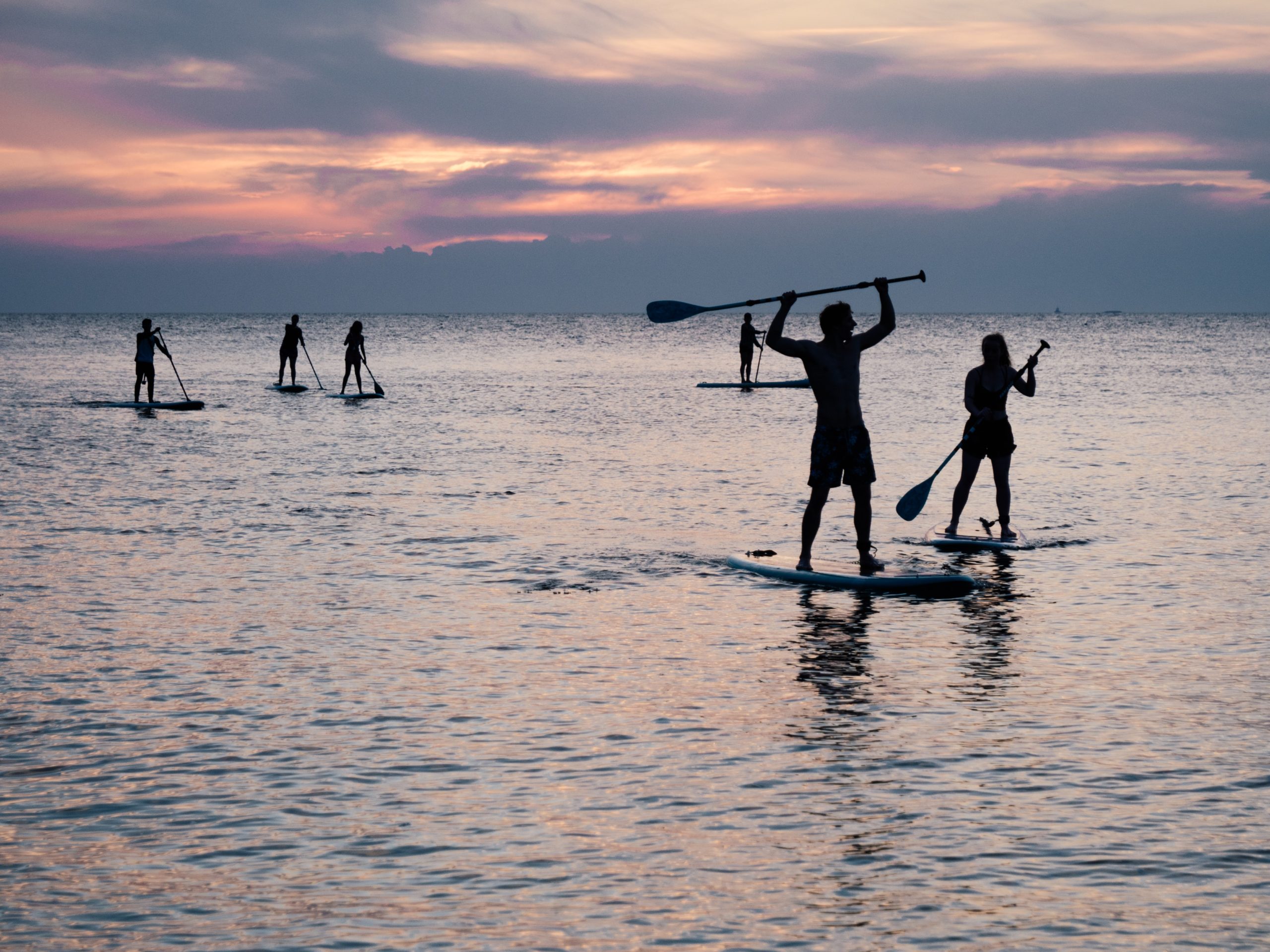 hommes sur des paddle sur un etang en Sologne pour un EVG