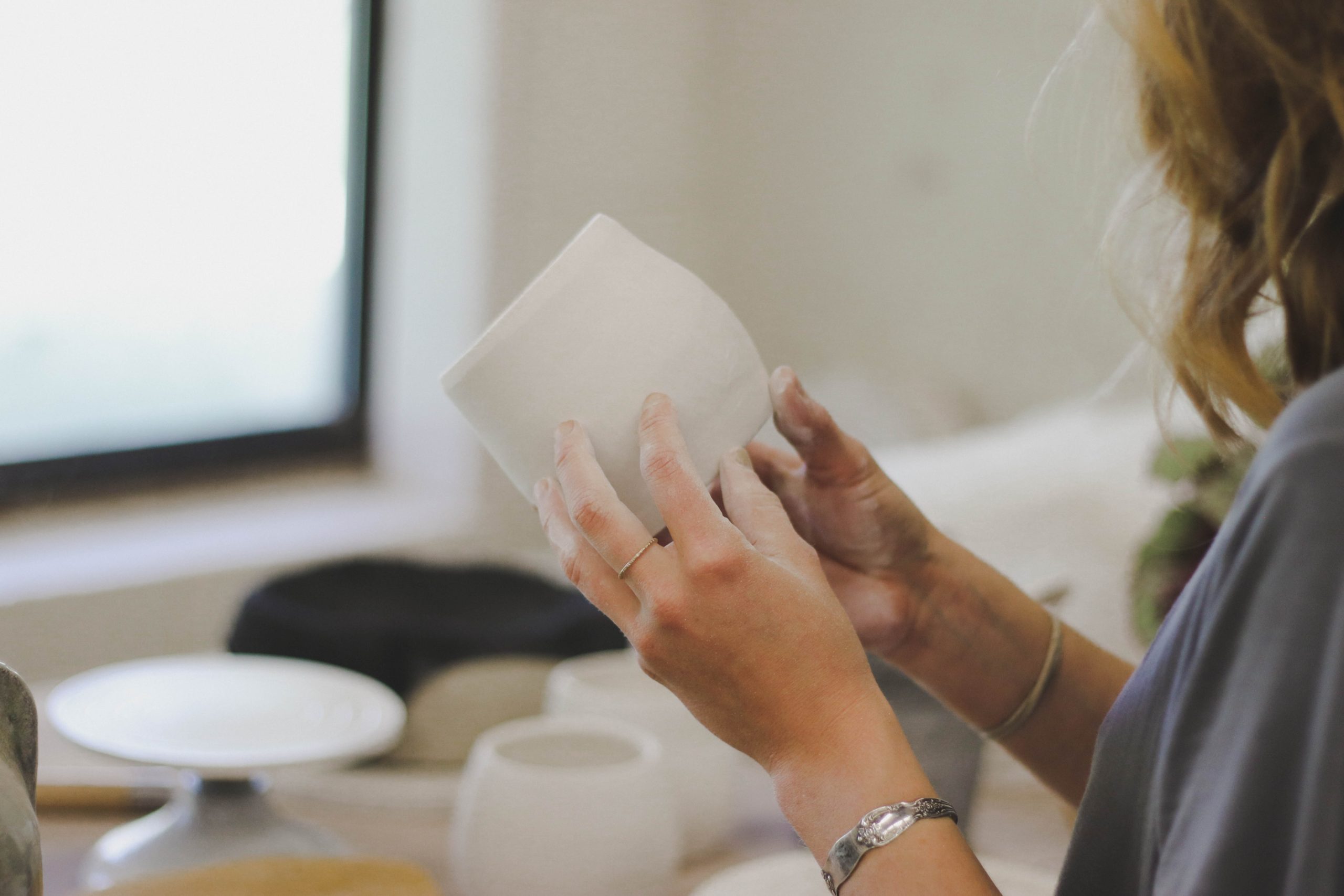 femme pendant un atelier céramique