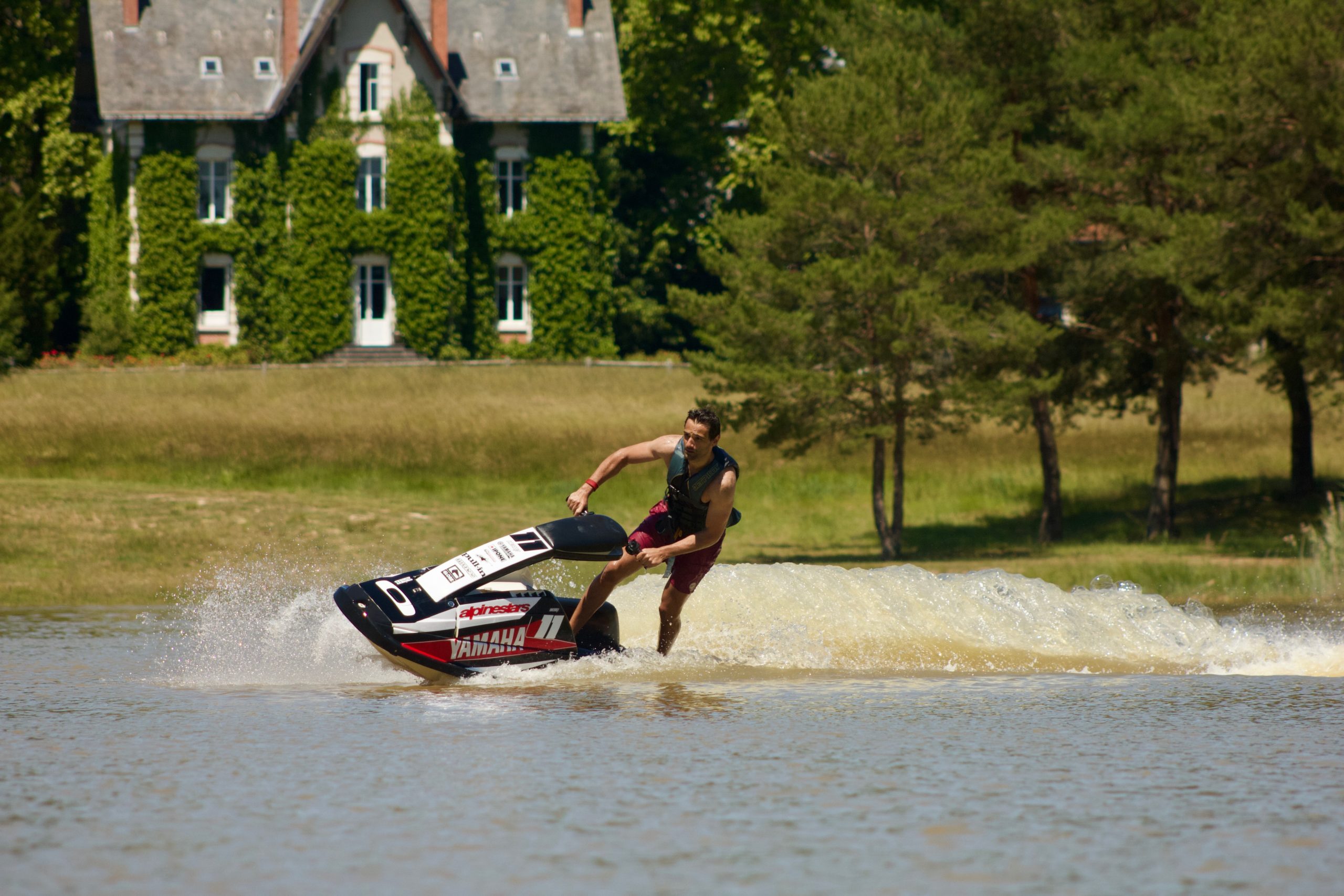 homme sur un jet ski sur l'etang en Sologne de La Blondellerie