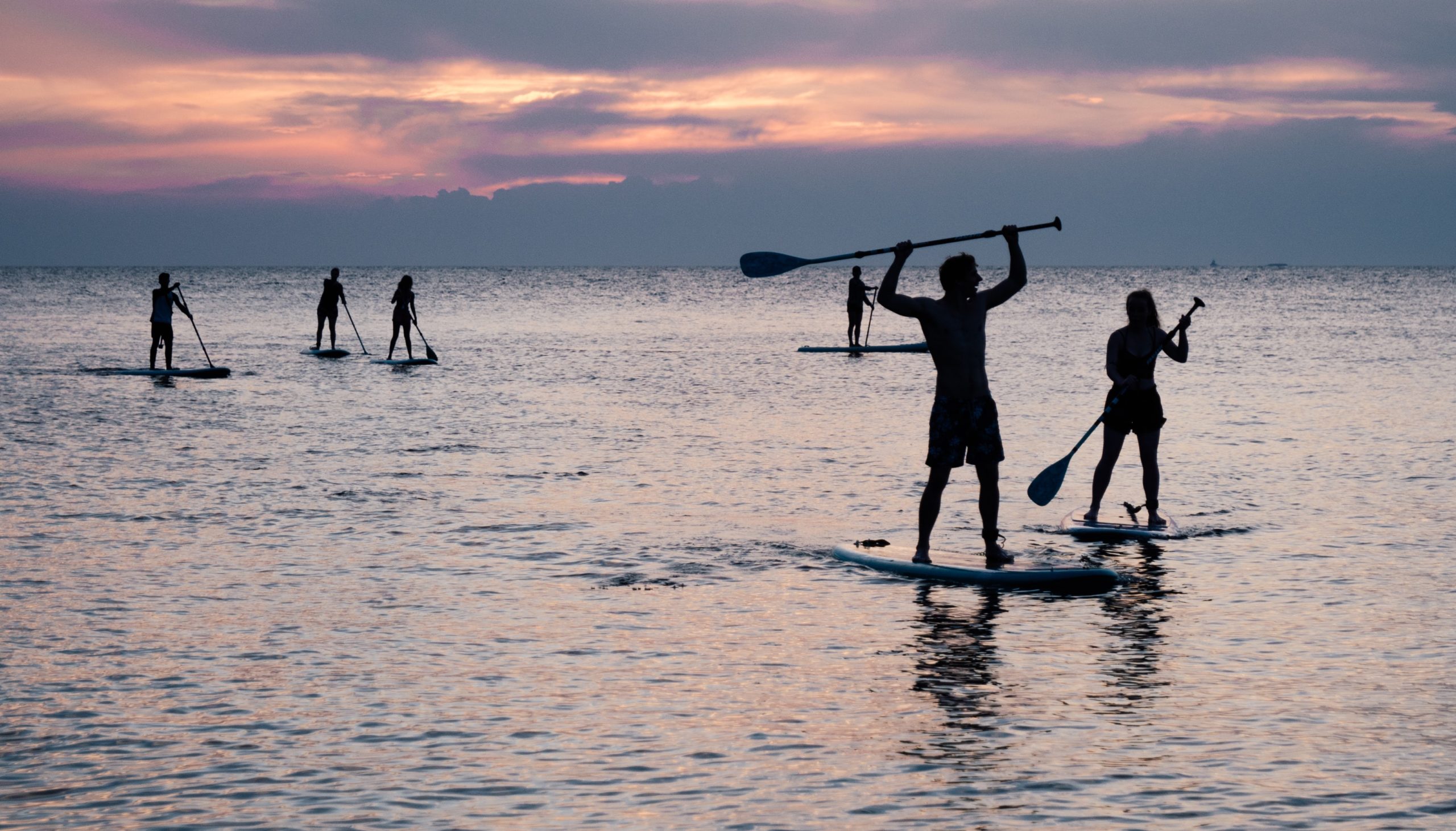 Filles en activité paddle pendant un EVJF