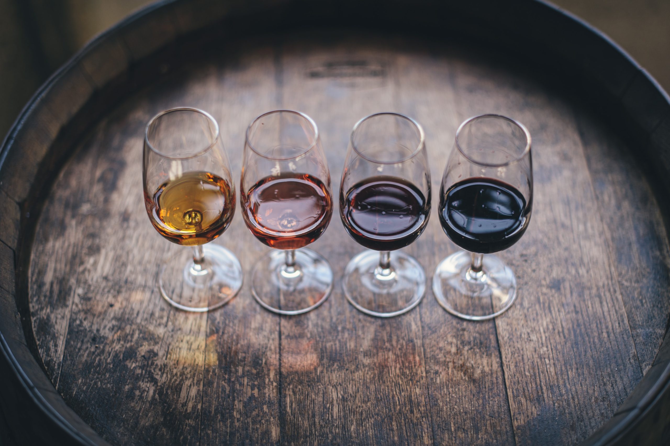 verres vins alignés sur un tonneau pour une dégustation de vins en Sologne pour des événements